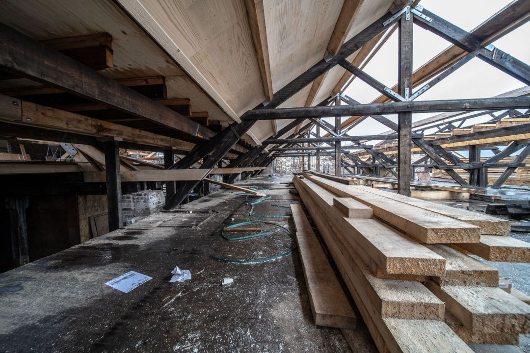 Dachraum mit gebogenen Holzbindern und stählernen Anschlüssen an den Knotenpunkten
