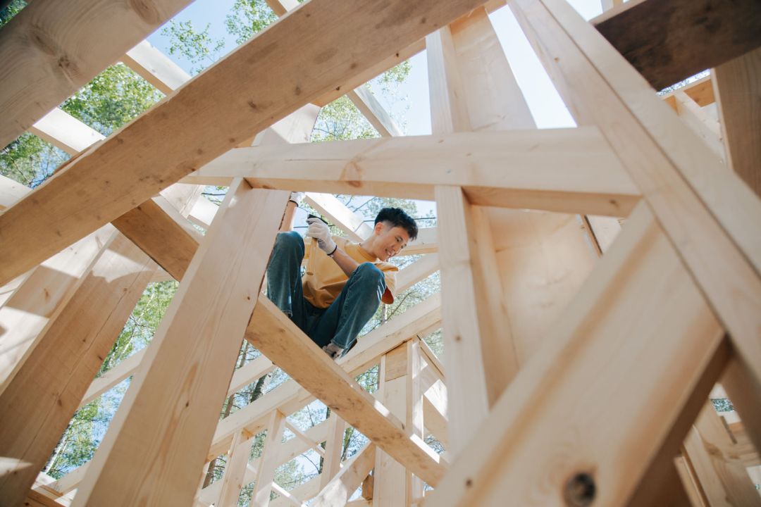 Holzrahmenbau im Rohbau mit diagonalen Verbänden zwischen den Stielen